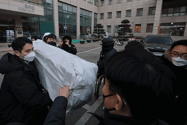 Das Drohnensondenteam greift einen Doktoranden an