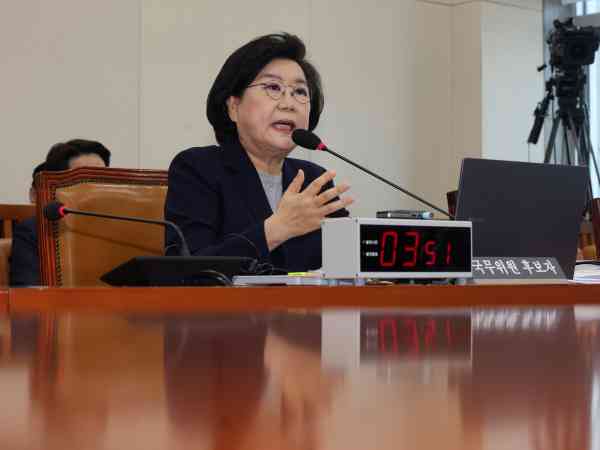 Am Ende der Anhörung beschimpfen die Parteien den Kandidaten für den Haushaltsminister wegen Immobilien- und Familienvorwürfen