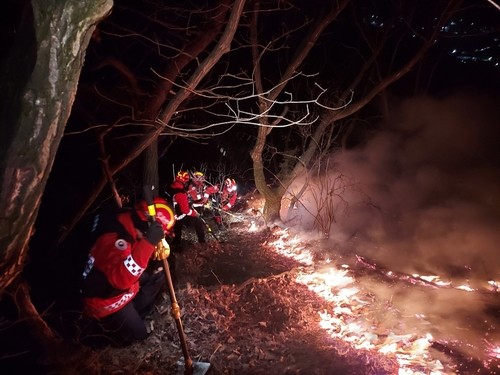 Feuer bricht auf Berg im Seouler Stadtteil Nowon aus; Hauptbrand nach 6 Stunden eingedämmt