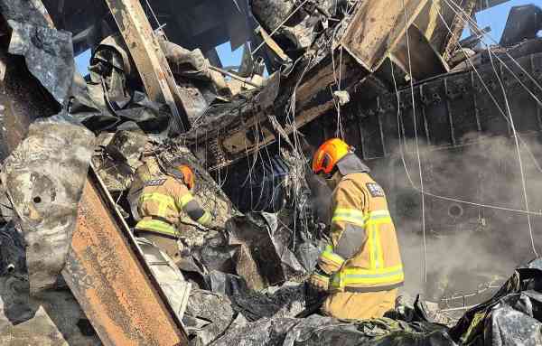 Brand im Produktionswerk Eumseong, während die Suche nach vermissten ausländischen Arbeitskräften fortgesetzt wird