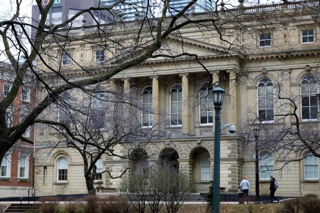 Ein Mann aus Ontario, der 20 Jahre lang in psychiatrischer Abgeschiedenheit festgehalten wurde, erhält einen Gerichtsbeschluss für eine neue Beurteilung Ein Mann aus Ontario, der 20 Jahre lang in psychiatrischer Abgeschiedenheit festgehalten wurde, erhält einen Gerichtsbeschluss für eine neue Beurteilung