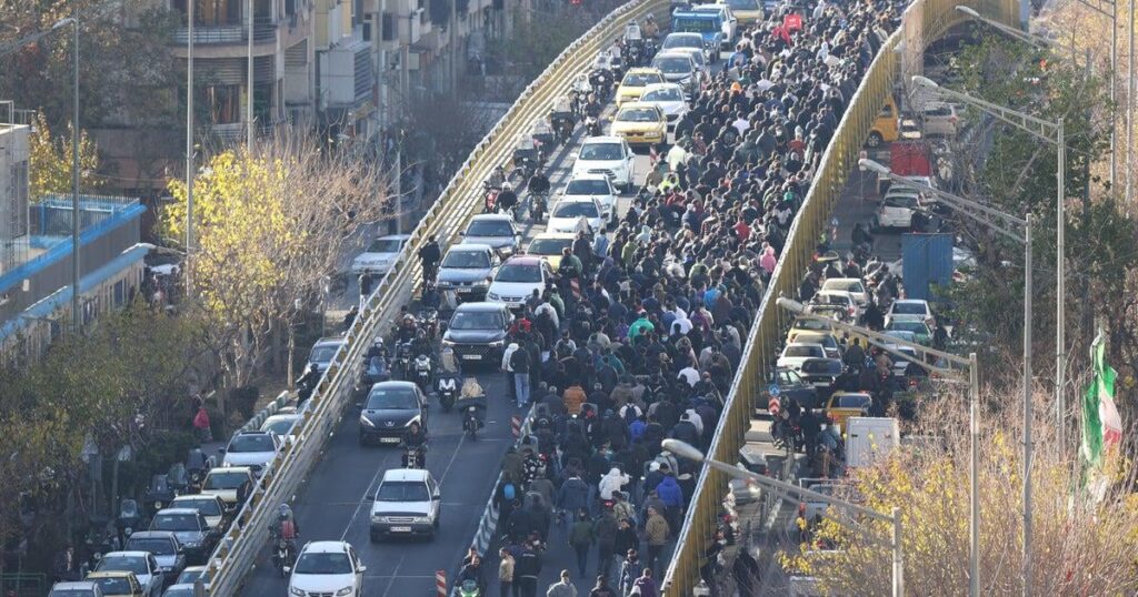 Berichten zufolge wurden bei Protesten im Iran wegen der angeschlagenen Wirtschaft mindestens acht Menschen getötet
