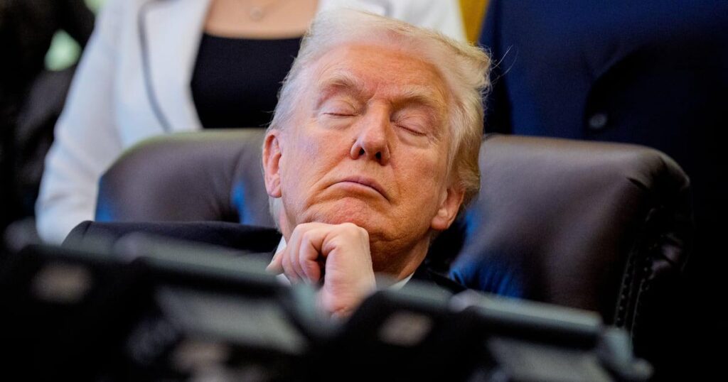 Mitarbeiter bitten Sleepy Trump, 79, die Augen offen zu halten
