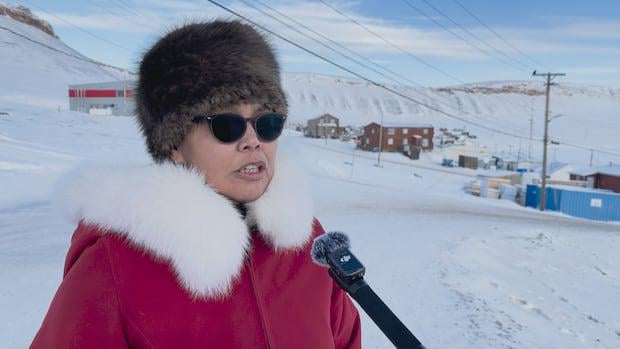 Die Abgeordnete von Nunavut sagt, sie werde „zu diesem Zeitpunkt“ nicht das Wort ergreifen, um sich den Liberalen anzuschließen.