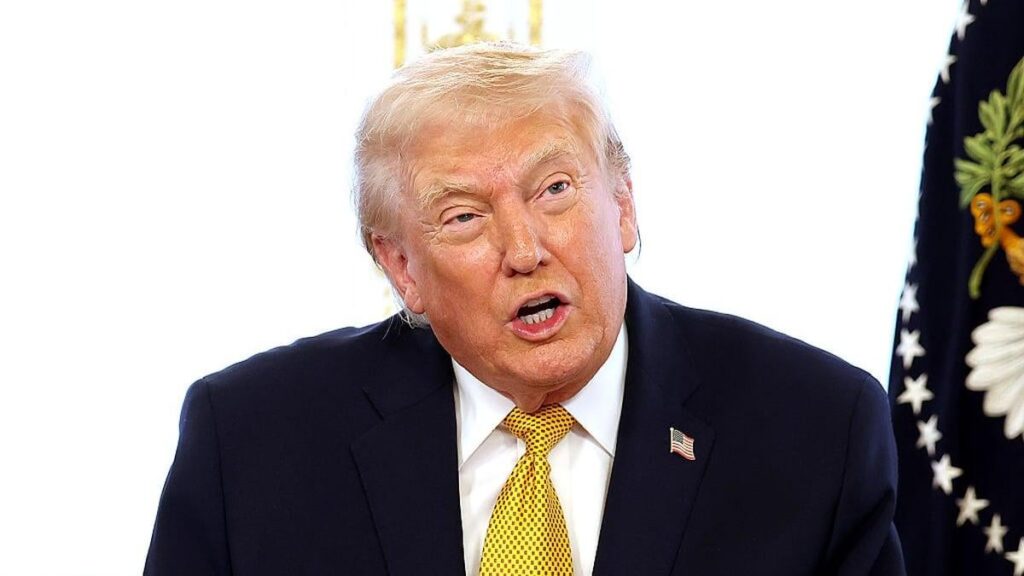 „Irgendetwas stimmte nicht mit ihm“: Neuer Bericht enthüllt, was wirklich in Mar-a-Lago passierte, bevor Trump Jeffrey Epstein verbot