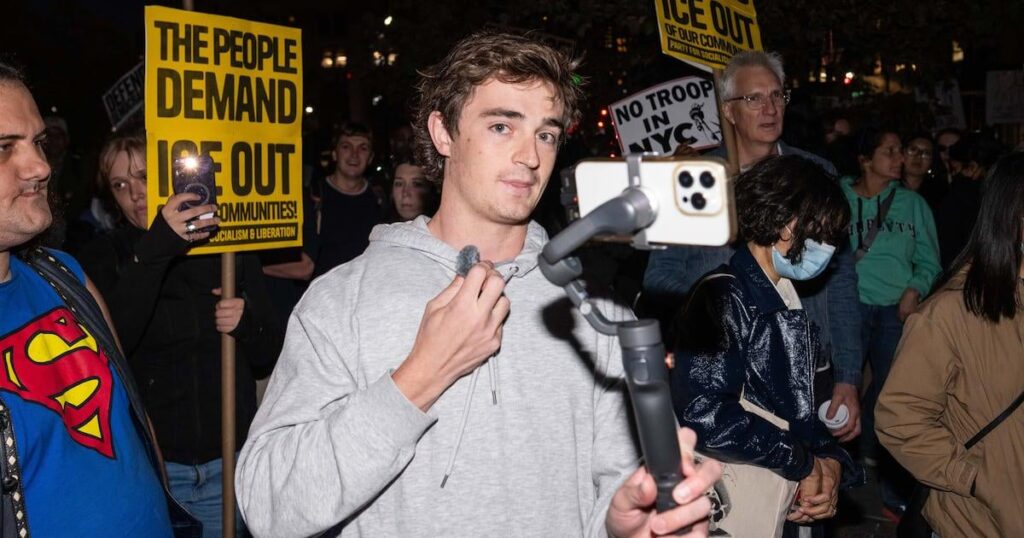 MAGAs beliebtester „Journalist“ wurde dabei erwischt, wie er Leute dafür bezahlte, Nachrichten zu machen | Der rechtsextreme YouTuber, der somalischen Sozialbetrug in Minnesota vorwirft, hat in der Vergangenheit Nachrichten produziert. MAGAs beliebtester „Journalist“ wurde dabei erwischt, wie er Leute dafür bezahlte, Nachrichten zu machen | Der rechtsextreme YouTuber, der somalischen Sozialbetrug in Minnesota vorwirft, hat in der Vergangenheit Nachrichten produziert.