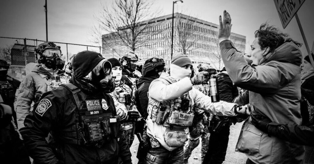 Meinung | Ich decke seit 20 Jahren Polizeimissbrauch ab. Was ICE tut, ist anders.