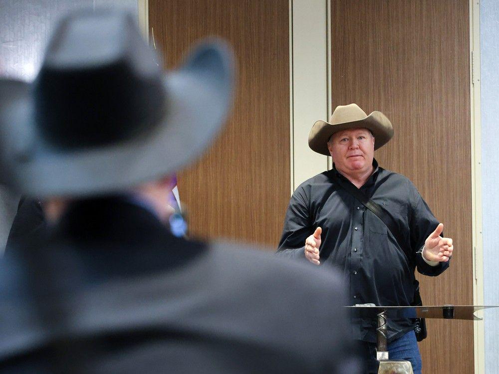 Anwalt eines Separatisten aus Alberta drohte wegen des COVID-Impfstoffs mit „Kriegsverbrechen“ und „Mord“-Vorwürfen, behauptet eine Anwaltskammer