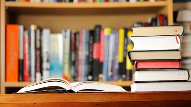 Die Schulabteilungen von Alberta nehmen eine Handvoll Titel aus den Regalen, da die neuen Schulbibliotheksregeln in Kraft treten