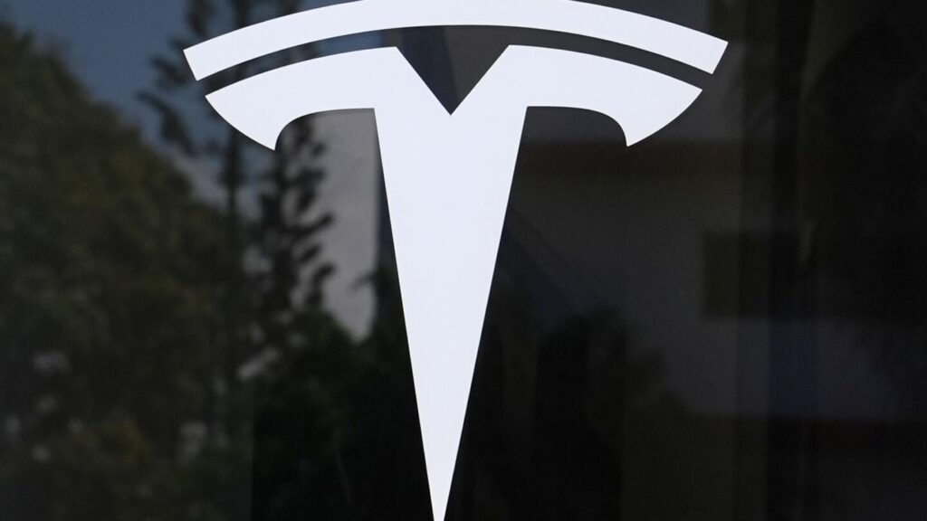 Tesla verliert seinen Titel als weltgrößter Hersteller von Elektrofahrzeugen, da die Verkäufe im zweiten Jahr in Folge sinken