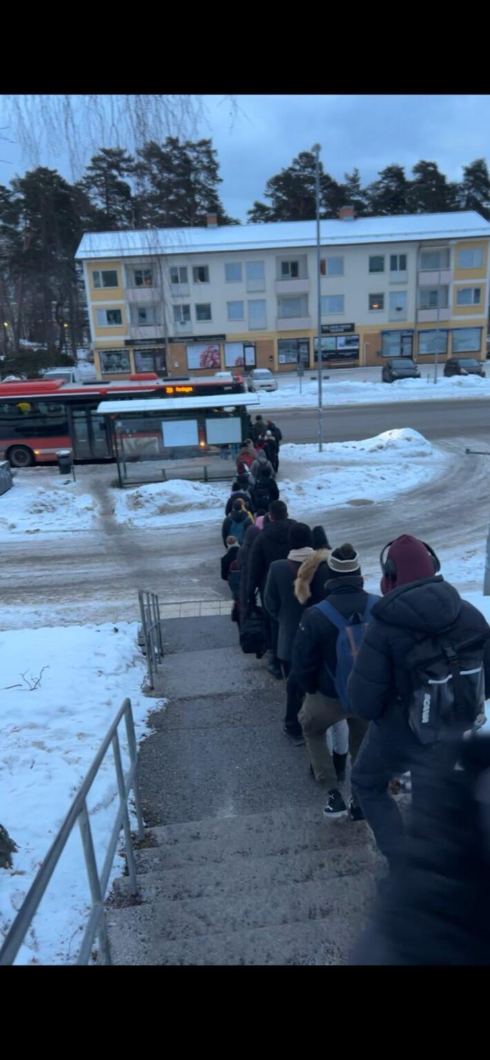 Die schwedischste Warteschlange vor einem Bus, die ich je gesehen habe