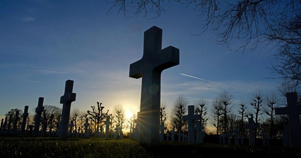 Die Entfernung von Tafeln zu Ehren schwarzer Soldaten auf dem Friedhof des Zweiten Weltkriegs in den Niederlanden durch die USA löst Gegenreaktionen aus