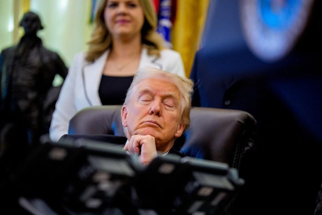 Donald Trump reagiert auf Behauptungen, er sei bei Veranstaltungen im Weißen Haus eingeschlafen