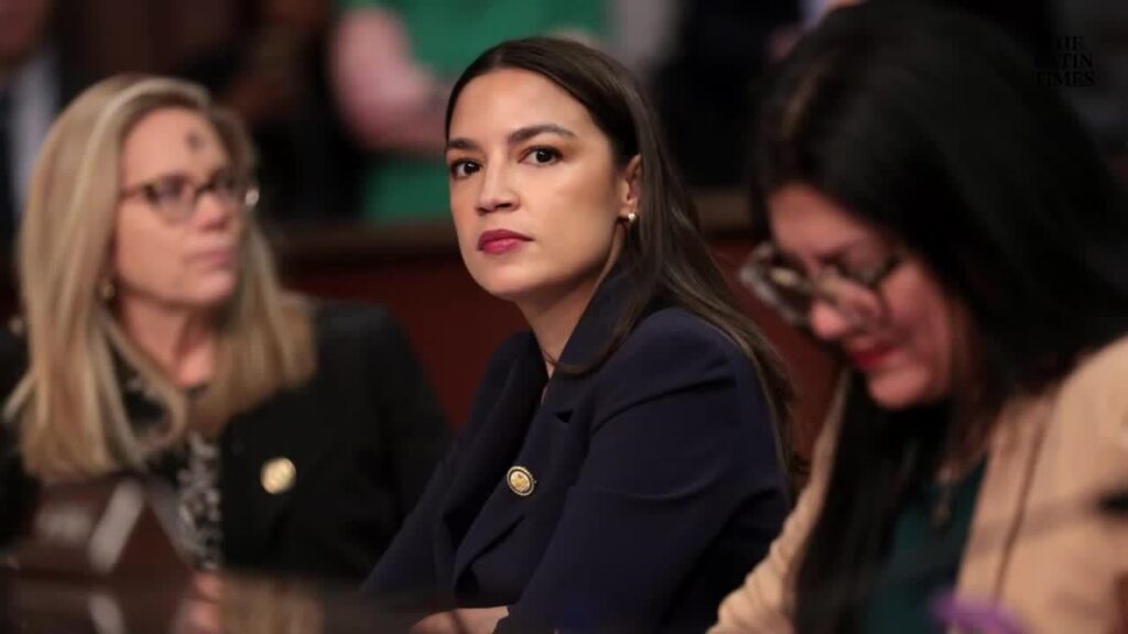 AOC kritisiert Operation zur Gefangennahme Maduros: „Es geht um Öl und Regimewechsel“ | „Es geht nicht um Drogen. Wenn es so wäre, hätte Trump letzten Monat einen der größten Drogenhändler der Welt nicht begnadigt“, behauptete AOC AOC kritisiert Operation zur Gefangennahme Maduros: „Es geht um Öl und Regimewechsel“ | „Es geht nicht um Drogen. Wenn es so wäre, hätte Trump letzten Monat einen der größten Drogenhändler der Welt nicht begnadigt“, behauptete AOC
