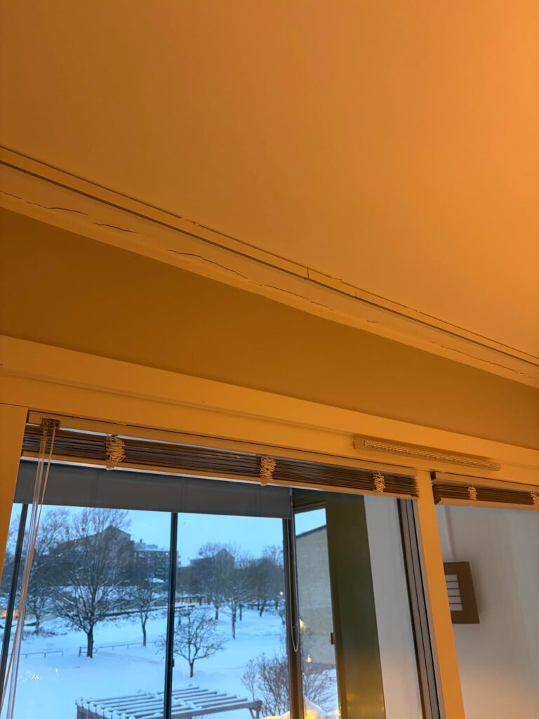 Risse in der Decke machen mir langsam Sorgen. Woran könnte das liegen? Risse in der Decke machen mir langsam Sorgen. Woran könnte das liegen?
