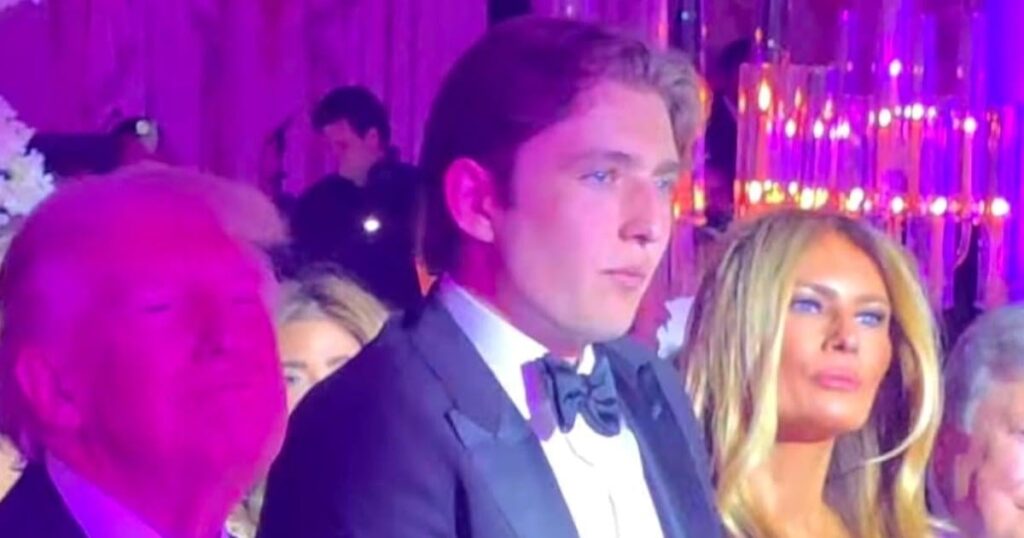Der unbeholfene Barron Trump, 19, verbringt Silvester mit seinen Eltern, nachdem Verbindungen zu verdrehten Frauenhassern aufgedeckt wurden | Der jüngste Sohn des Präsidenten wurde in Mar-a-Lago gesichtet, als seine Verbindungen zu Tate-World-Influencern zunehmend unter die Lupe genommen wurden. Der unbeholfene Barron Trump, 19, verbringt Silvester mit seinen Eltern, nachdem Verbindungen zu verdrehten Frauenhassern aufgedeckt wurden | Der jüngste Sohn des Präsidenten wurde in Mar-a-Lago gesichtet, als seine Verbindungen zu Tate-World-Influencern zunehmend unter die Lupe genommen wurden.