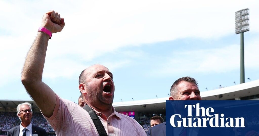 Beim ausverkauften Ashes Test in Sydney jubelt das Publikum dem Bondi-Helden Ahmed al-Ahmed mit Standing Ovations Beim ausverkauften Ashes Test in Sydney jubelt das Publikum dem Bondi-Helden Ahmed al-Ahmed mit Standing Ovations