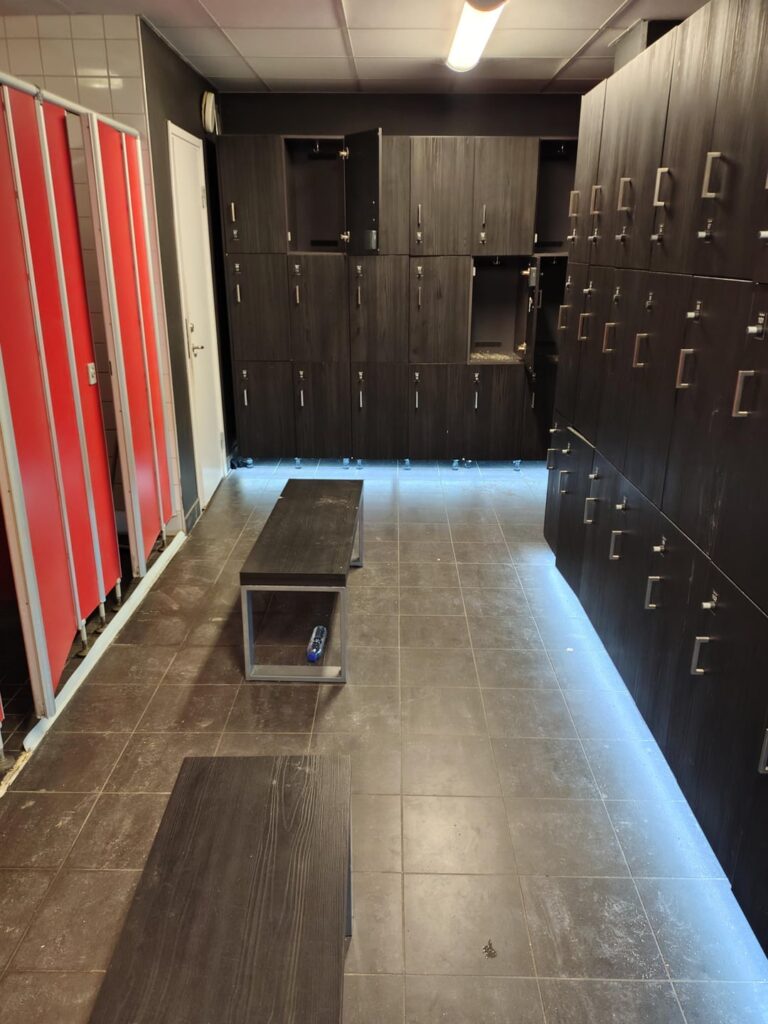 Wie sieht die Umkleidekabine für Männer in Ihrem Fitnessstudio aus? Wie sieht die Umkleidekabine für Männer in Ihrem Fitnessstudio aus?