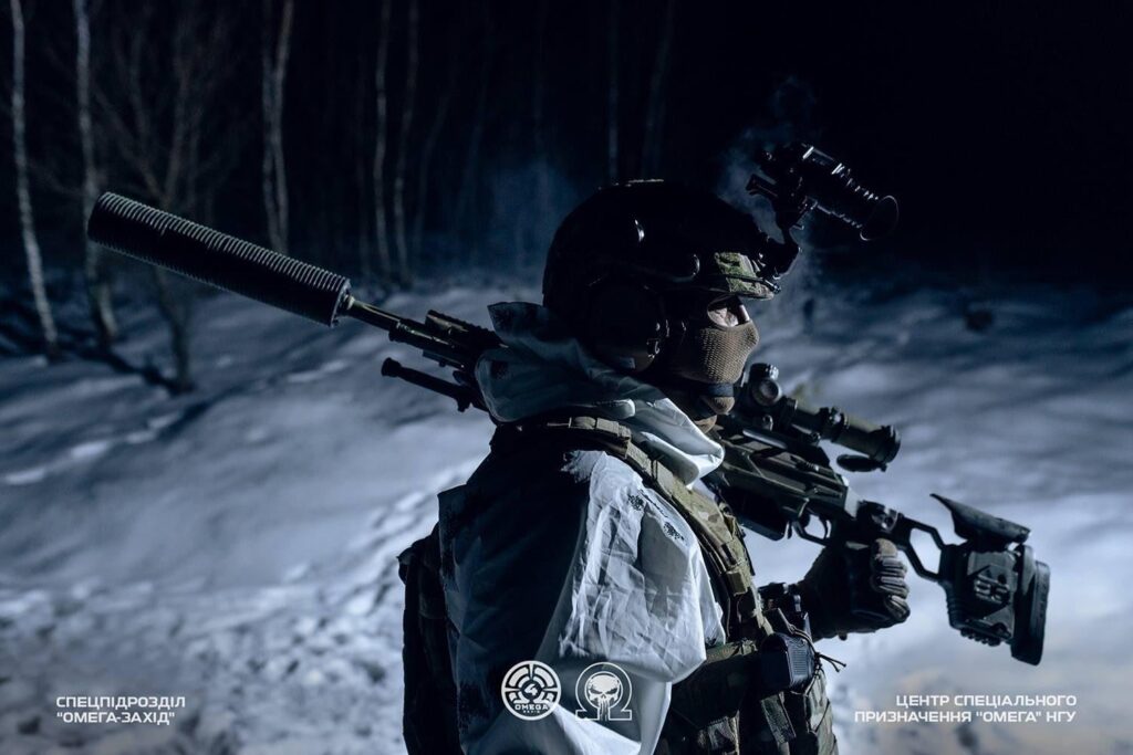 Ukrainischer Schütze mit schallgedämpftem Gewehr – vom Spezialeinsatzzentrum „Omega“ der Spezialeinsatzkräfte der Ukraine (SSO – SOF).