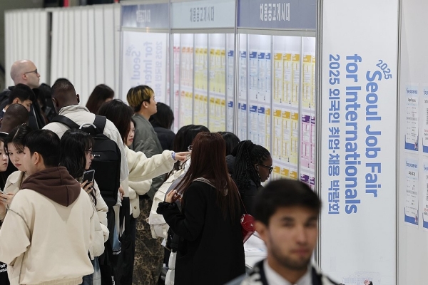 4 von 10 Südkoreanern empfinden ausländische Einwanderer als hilfreich für die Wirtschaft 4 Out of 10 S. Koreans Perceive Foreign Immigrants as Being Helpful to Economy