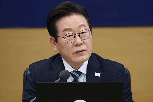 Lee eröffnet Konto auf der TikTok-Plattform zum Teilen von Kurzvideos