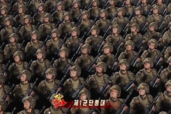 Satellitenbilder zeigen Tausende Nordkoreaner, die sich auf eine Militärparade vorbereiten