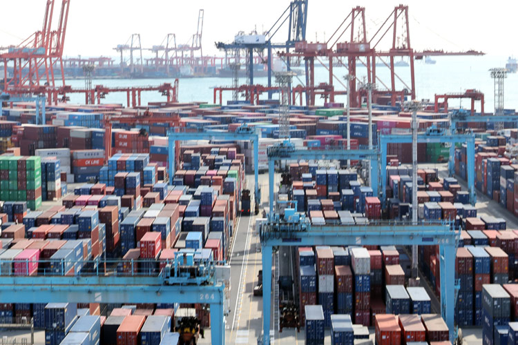 Im Januar steigen die Exporte um 34 %, da sich die Halbleiterlieferungen verdoppeln