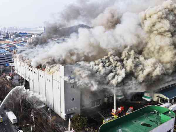 Im SPC-Samlip-Werk in Siheung bricht Feuer aus, drei Personen werden wegen Rauchvergiftung behandelt