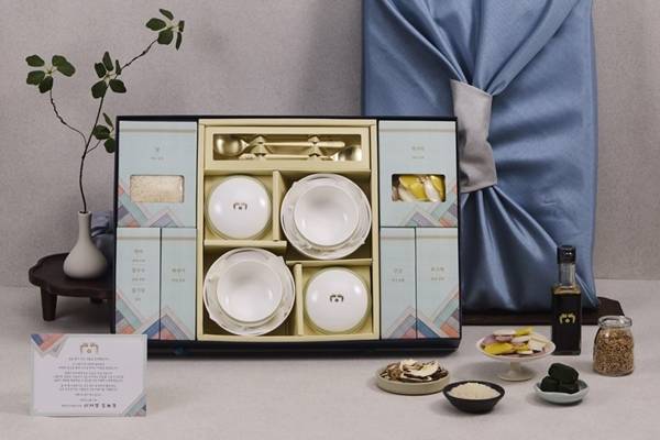 Lee verteilt Weihnachtsgeschenke zum Mondneujahr an sozial gefährdete Nationalhelden