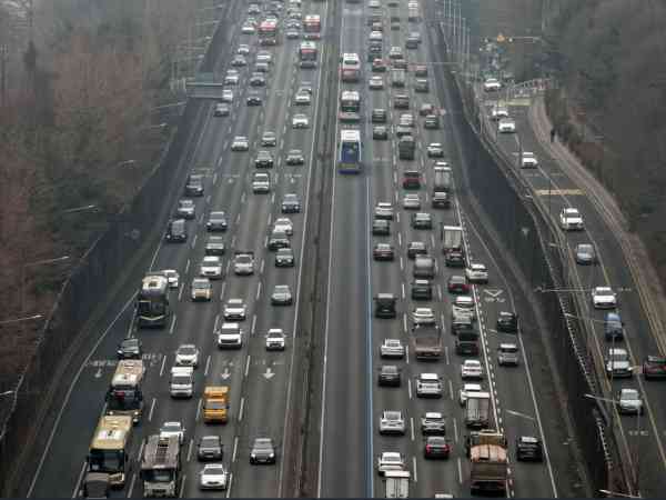 Der Exodus zum Mondneujahr beginnt auf den Hauptstraßen, da die Hälfte der Bevölkerung reisen muss