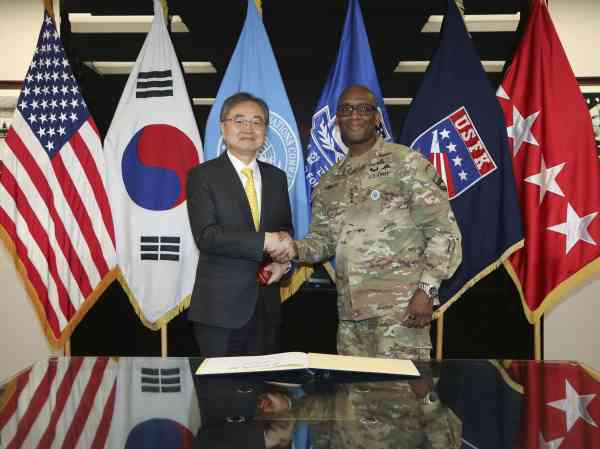 FM Cho besucht Camp Humphreys zu Gesprächen mit dem USFK-Kommandanten