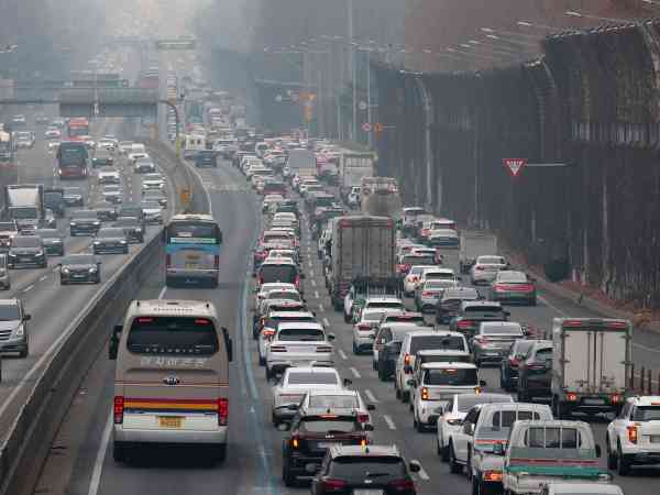 Mit Beginn der fünftägigen Neujahrsfeiertage kommt es auf den Schnellstraßen zu Staus