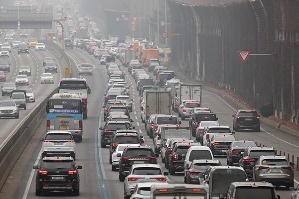 Da die Neujahrsfeiertage zu Ende gehen, herrscht weiterhin starker Verkehr auf der Autobahn