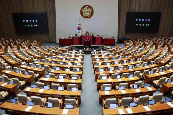 Das von der Regierungspartei geführte Parlament verabschiedet trotz Widerstand umstrittenes Gesetz zur Justizreform