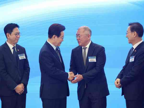 Lee lobt die Investition von Hyundai Motor in Saemangeum und verspricht beispiellose staatliche Unterstützung