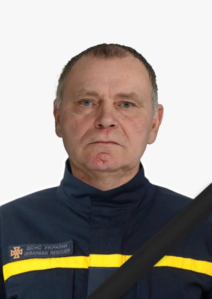 Im Oblast Sumy wurde der Feuerwehrmann und Retter Pavlo Kolisnyk vom Staatlichen Rettungsdienst der Ukraine von einer russischen FPV-Drohne getötet, die sein Fahrzeug traf, als er nach dem Dienst nach Hause kam. Pavlo arbeitete seit 1997 im Zivilschutzdienst der Ukraine.