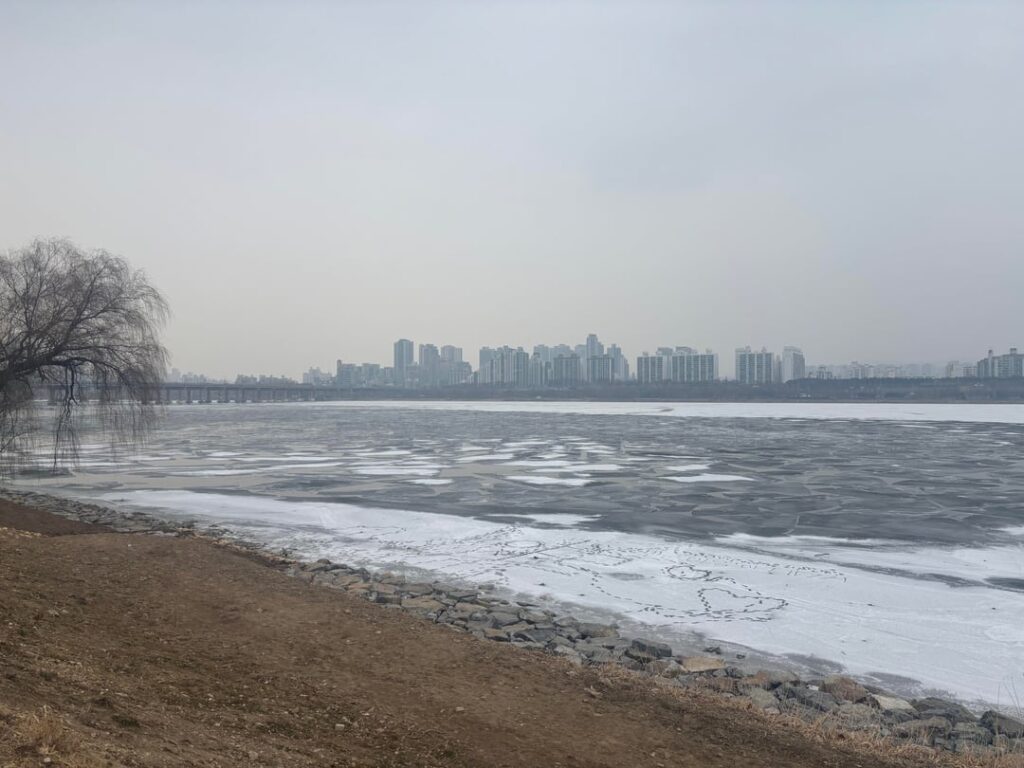 Ein zugefrorener Han-Fluss in der Nähe meines Hauses in Seoul (4. Februar 2026)