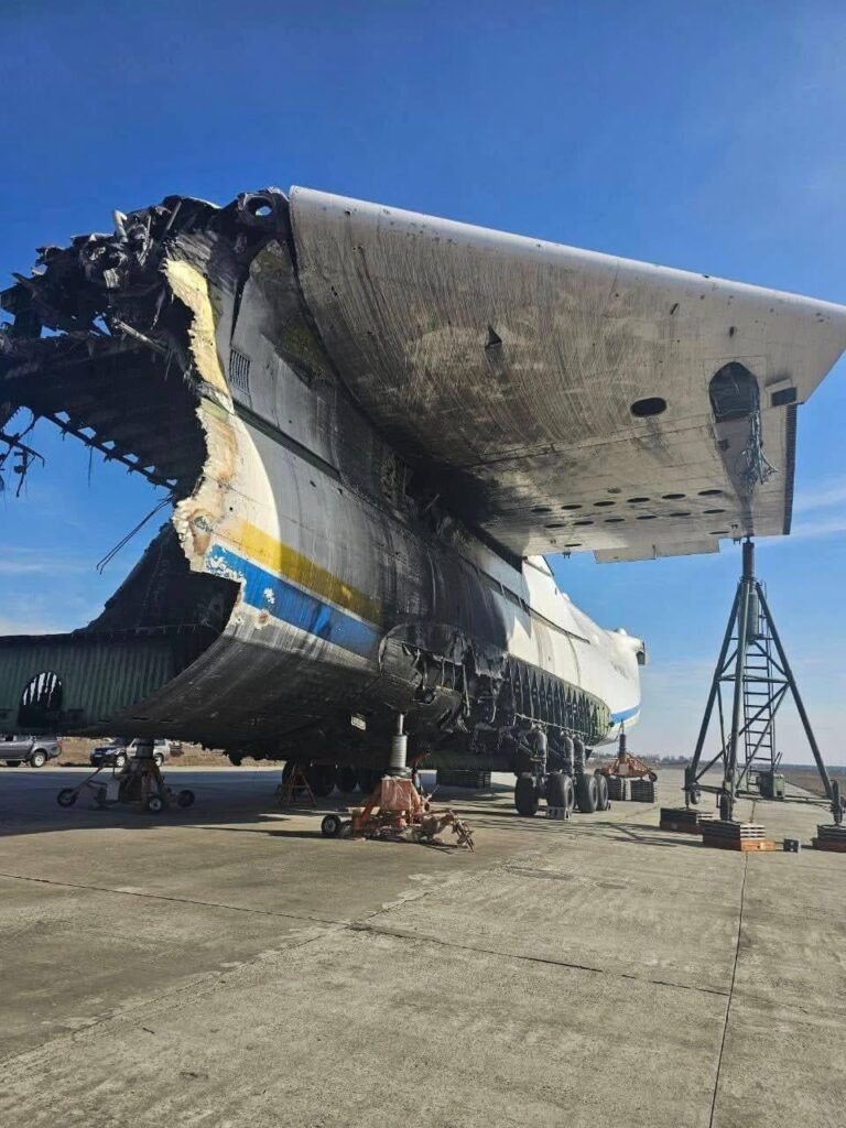 Die Überreste des strategischen Frachtflugzeugs Antonov An-225 „Mriya“ – am internationalen Frachtflughafen Hostomel.