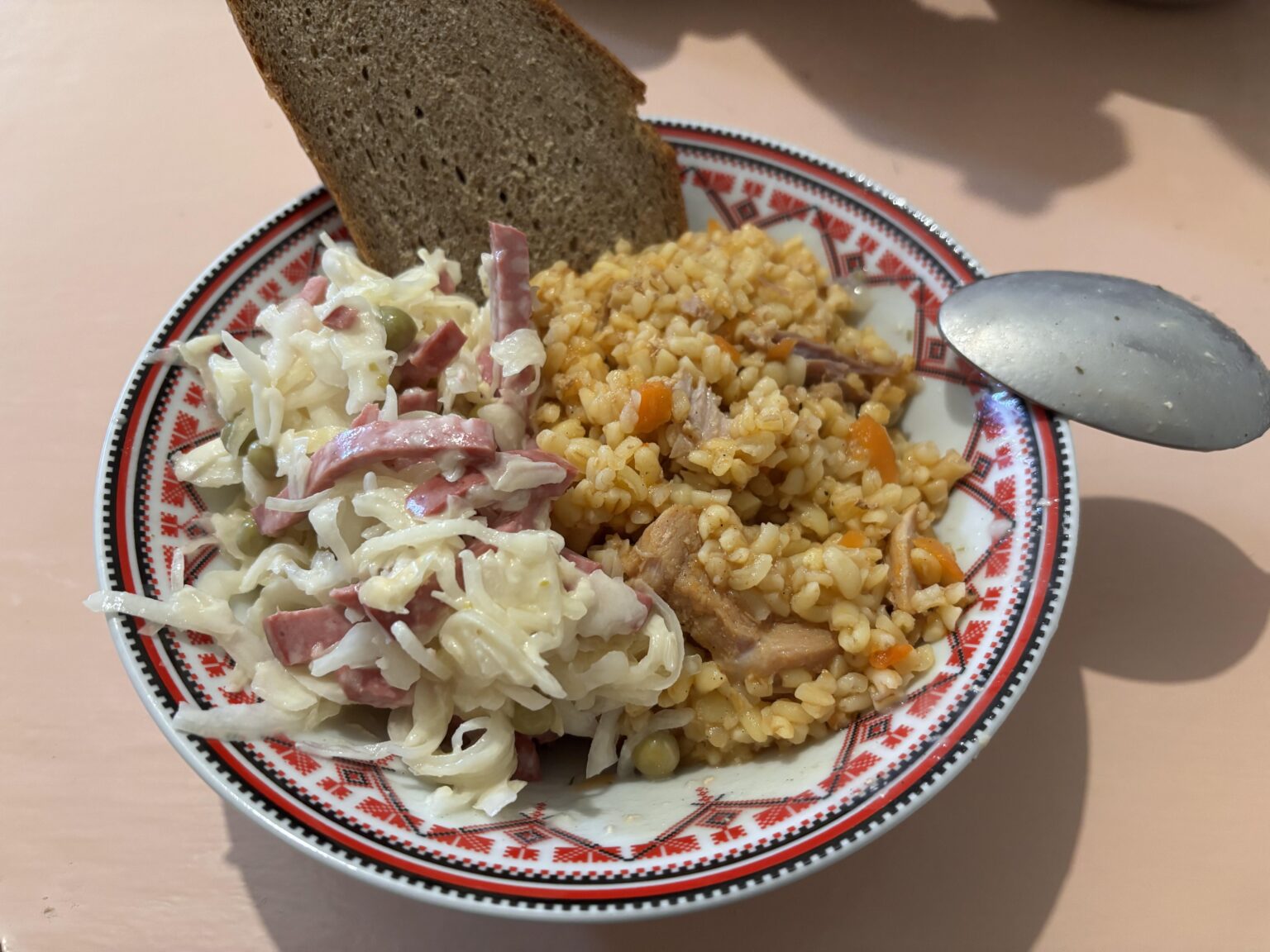 Bulgur mit Fleisch und Kohlsalat mit geräucherten Wurstscheiben, serviert heute in der M Yu-Militäreinheit