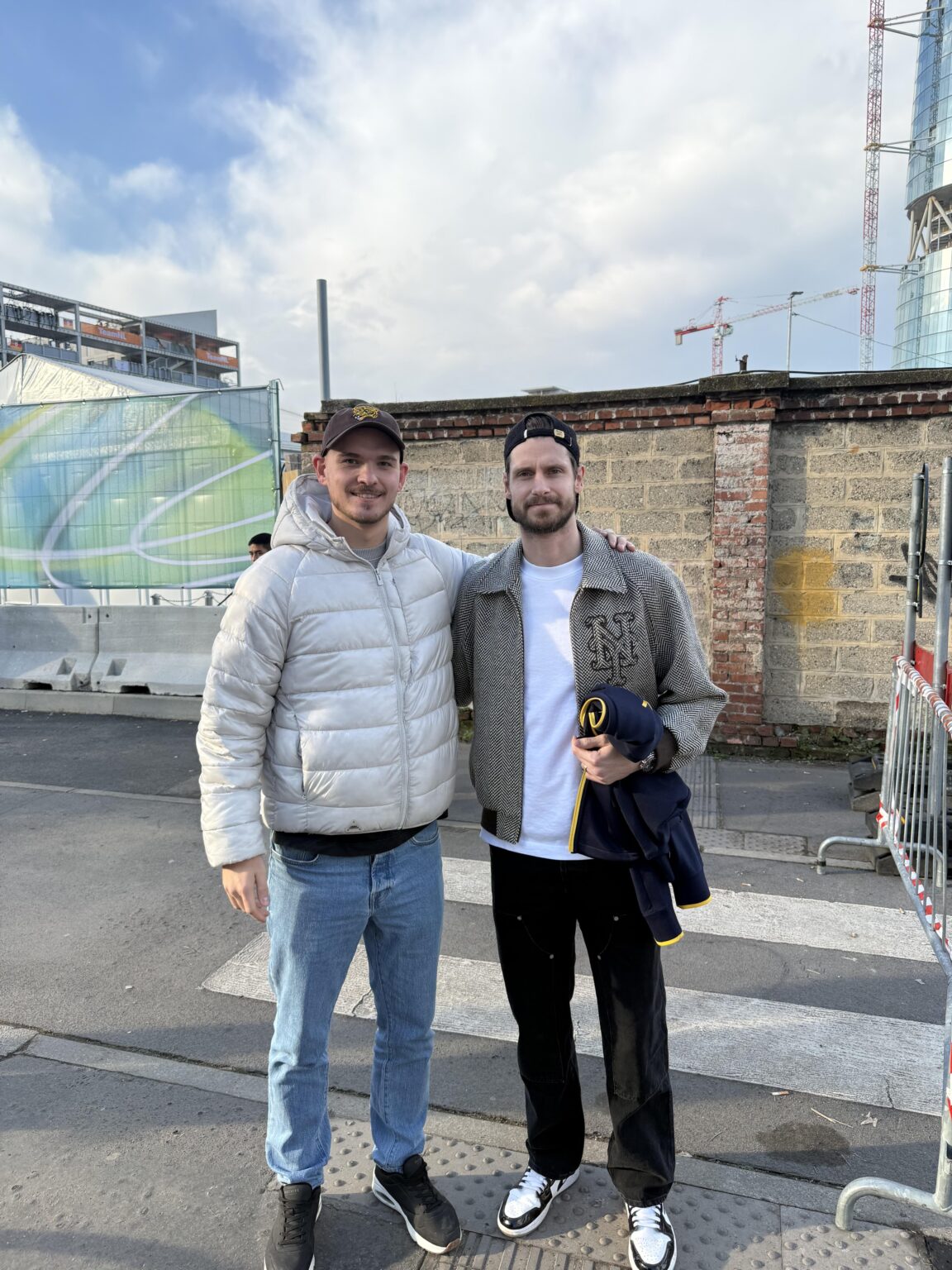 Wir haben ein Foto mit diesem Typen in Mailand gemacht – ist er ein schwedischer Eishockeyspieler?