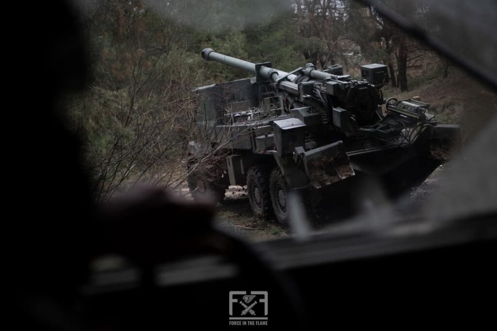 Französische CAESAR (155 mm) selbstfahrende Haubitze (SPH) auf einem Renault Sherpa 5-Chassis – von der 148. Separaten Artillerie-Brigade „Schytomyrska“ – der Luftangriffsstreitkräfte der Ukraine (AAFU).