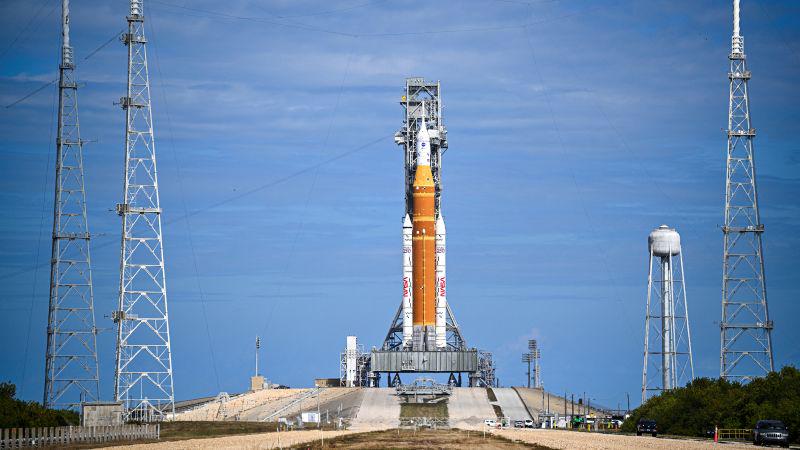 Die NASA beginnt mit der Beladung der Rakete mit Treibstoff in einem entscheidenden Test vor dem Start der historischen Mondmission Die NASA beginnt mit der Beladung der Rakete mit Treibstoff in einem entscheidenden Test vor dem Start der historischen Mondmission