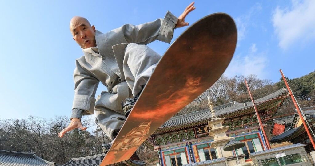 Hinter Koreas Snow Athletes standen unterstützende buddhistische Mönche