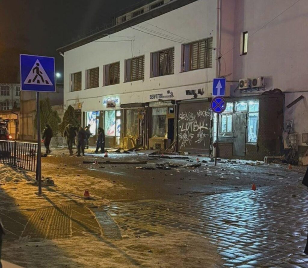 Der Lemberger Bürgermeister Sadovyi nannte die Explosionen im Stadtzentrum einen Terroranschlag und berichtete von der Krankenhauseinweisung von 14 Verletzten Der Lemberger Bürgermeister Sadovyi nannte die Explosionen im Stadtzentrum einen Terroranschlag und berichtete von der Krankenhauseinweisung von 14 Verletzten