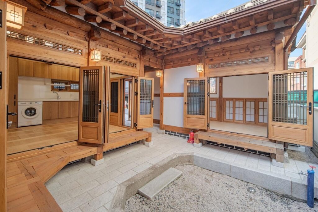 Seouls Jungvermählten-Hanok-Programm ist mit durchschnittlich 300 Bewerbern pro Einheit einem harten Wettbewerb ausgesetzt Seouls Jungvermählten-Hanok-Programm ist mit durchschnittlich 300 Bewerbern pro Einheit einem harten Wettbewerb ausgesetzt