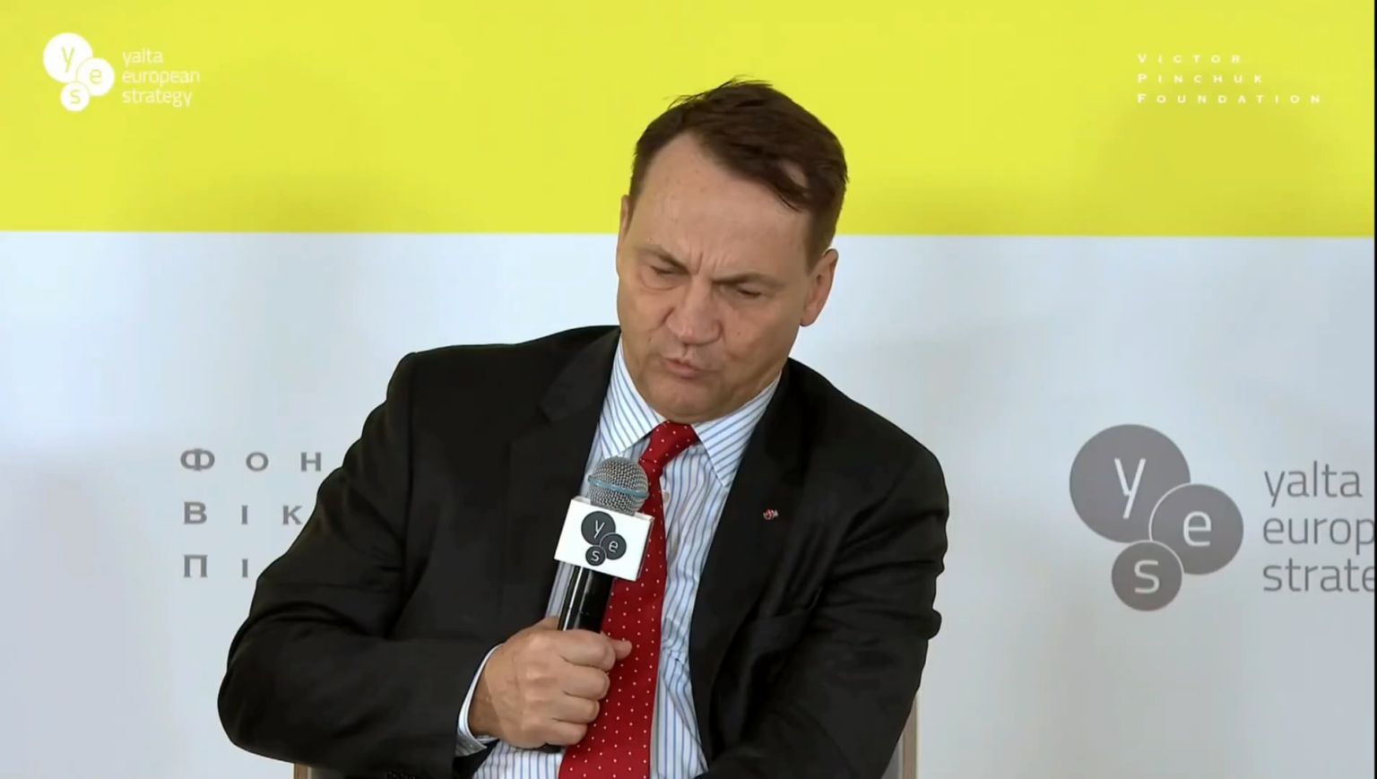 Sikorski: Der Krieg in der Ukraine wird nicht wie der Zweite Weltkrieg enden, sondern wie der Erste Weltkrieg, wenn Putin keine Ressourcen mehr hat. Er hat seinen nationalen Reservefonds bereits aufgebraucht.