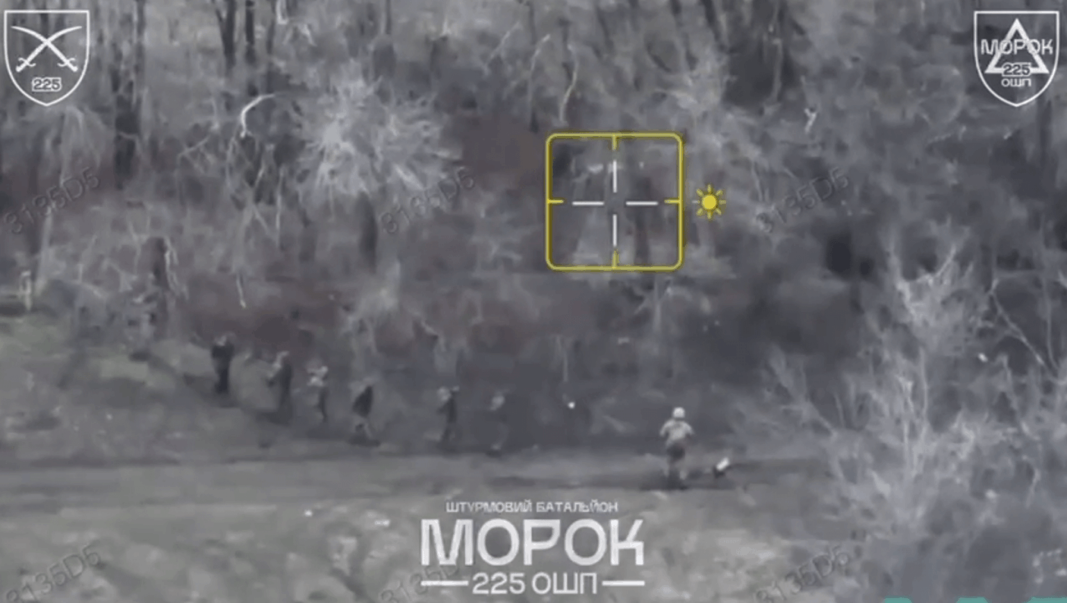 Zwei Soldaten des 225. Sturmregiments nehmen sechs russische Invasoren gefangen