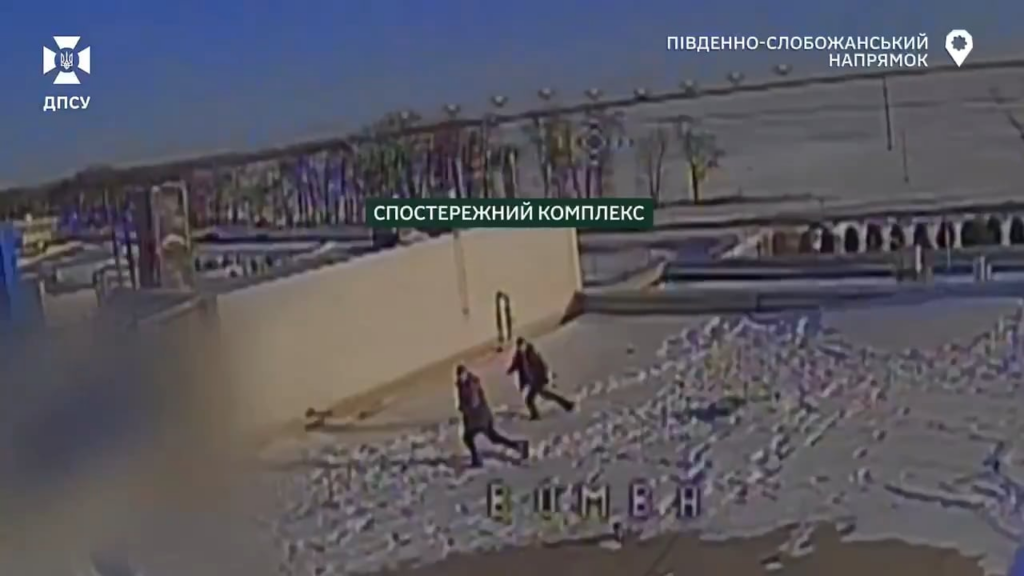 Zwei russische Soldaten befanden sich auf dem Dach eines Gebäudes und arbeiteten an der Installation einer WLAN-Brückenantenne. Während des Einsatzes wurden sie von einer sich nähernden ukrainischen FPV-Quadcopter-Drohne verfolgt. Beim Versuch, auszuweichen oder sich neu zu positionieren, verlor einer der Soldaten den Halt und rutschte aus. Zwei russische Soldaten befanden sich auf dem Dach eines Gebäudes und arbeiteten an der Installation einer WLAN-Brückenantenne. Während des Einsatzes wurden sie von einer sich nähernden ukrainischen FPV-Quadcopter-Drohne verfolgt. Beim Versuch, auszuweichen oder sich neu zu positionieren, verlor einer der Soldaten den Halt und rutschte aus.