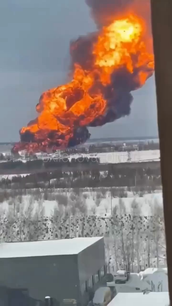 Neuere Aufnahmen der Ölpumpstation Kaleykino für die Druschba-Ölpipeline, Almetjewsk, Republik Tatarstan, Russland. Das Feuer ist inzwischen außer Kontrolle und die Feuerwehrleute scheinen sich zurückgezogen zu haben.
