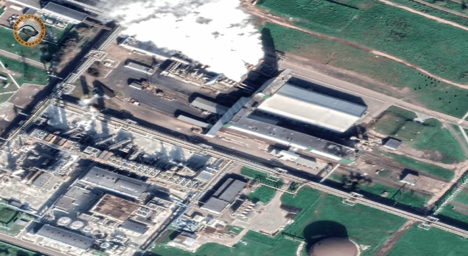 Am 25.02.2026 zerstörten ukrainische FP-1-Drohnen Anlagen zur Ammoniumnitratproduktion im Düngemittelwerk Dorogobuzh, lösten eine Kette von Explosionen in Transport- und Lagerbereichen aus und beschädigten nahegelegene Anlagen schwer; Im Jahr 2024 produzierte der Standort etwa 10 % des russischen Ammoniumnitrats.